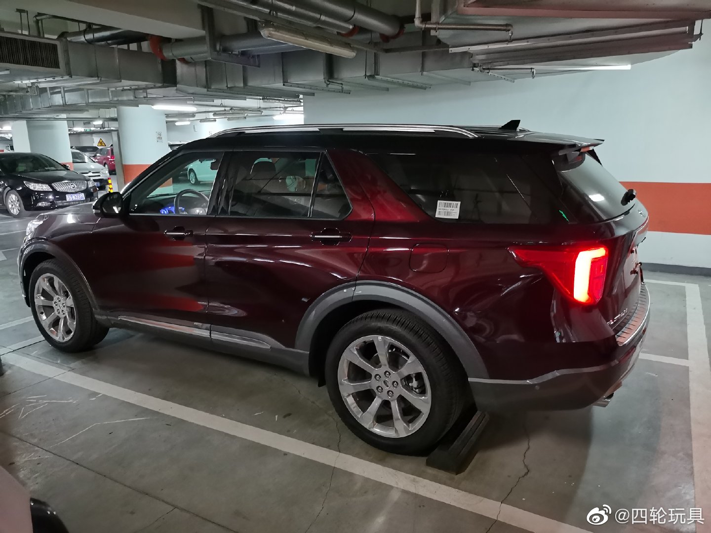 地库来了辆福特探险者，感觉这车，好大，好敦实啊！！