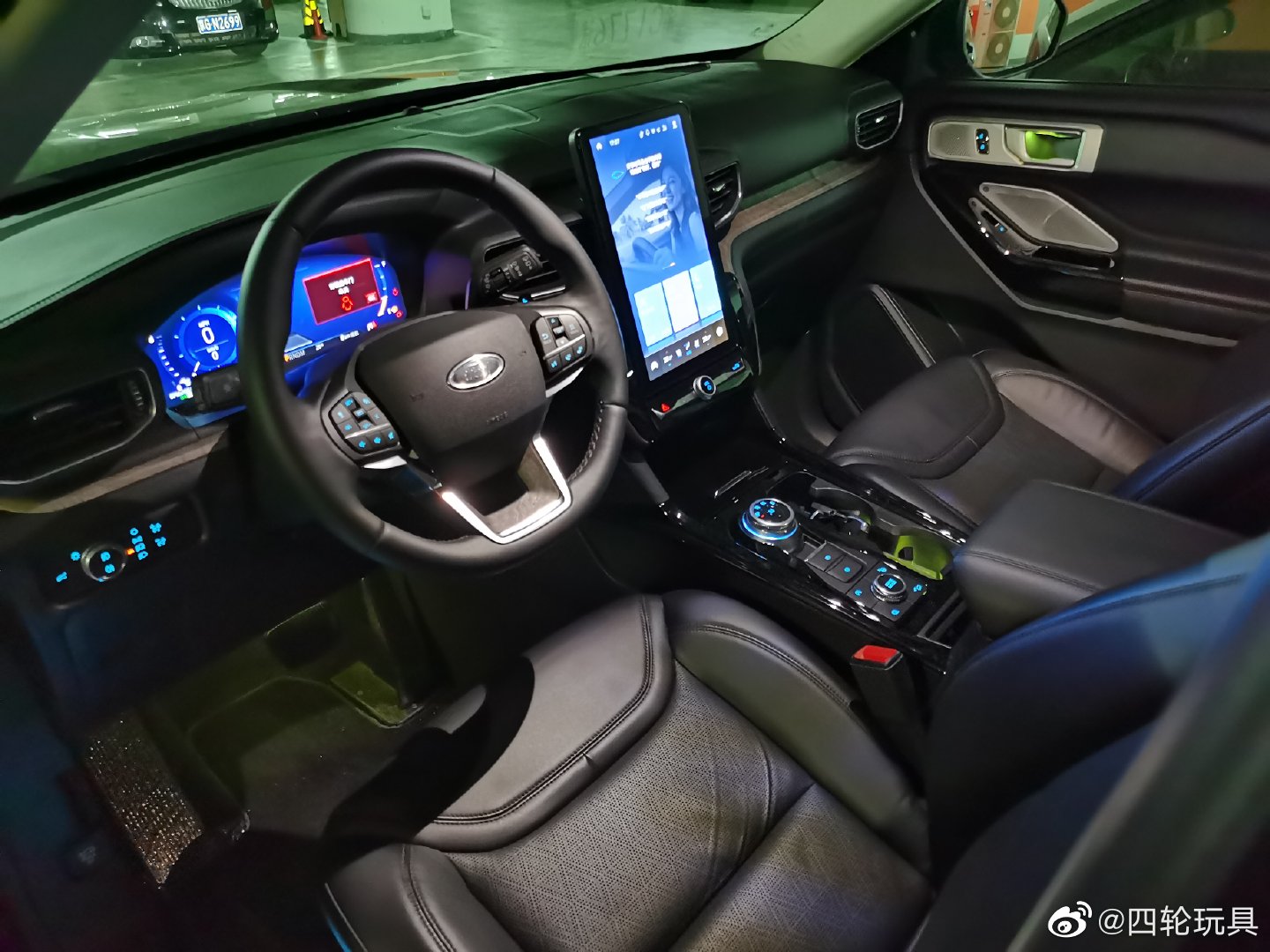 地库来了辆福特探险者，感觉这车，好大，好敦实啊！！