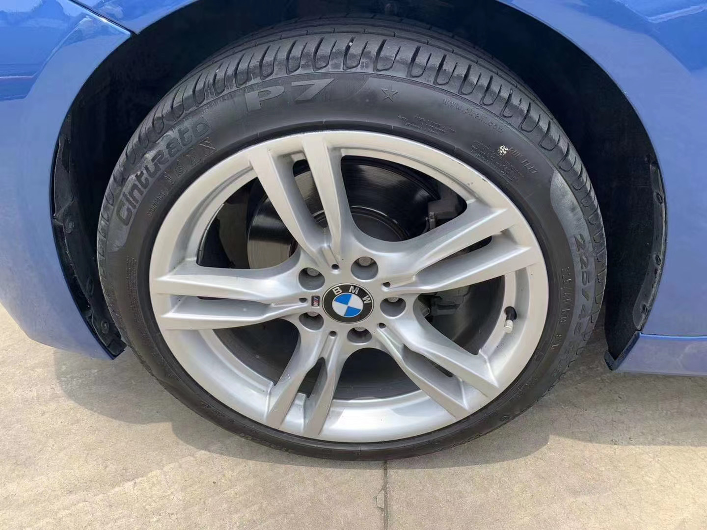 宝马328i，颜色好的三系卖的飞快。