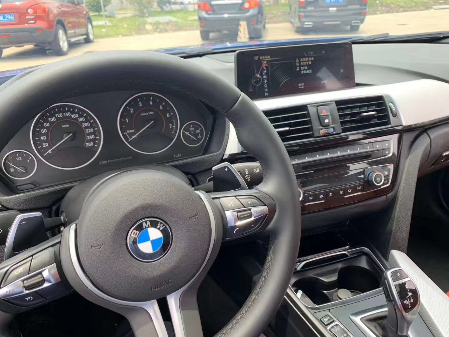 宝马328i，颜色好的三系卖的飞快。