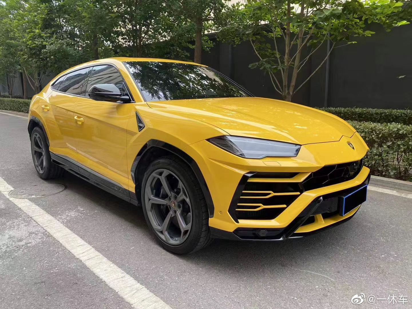 高清汽车美图19年兰博基尼urus6000公里