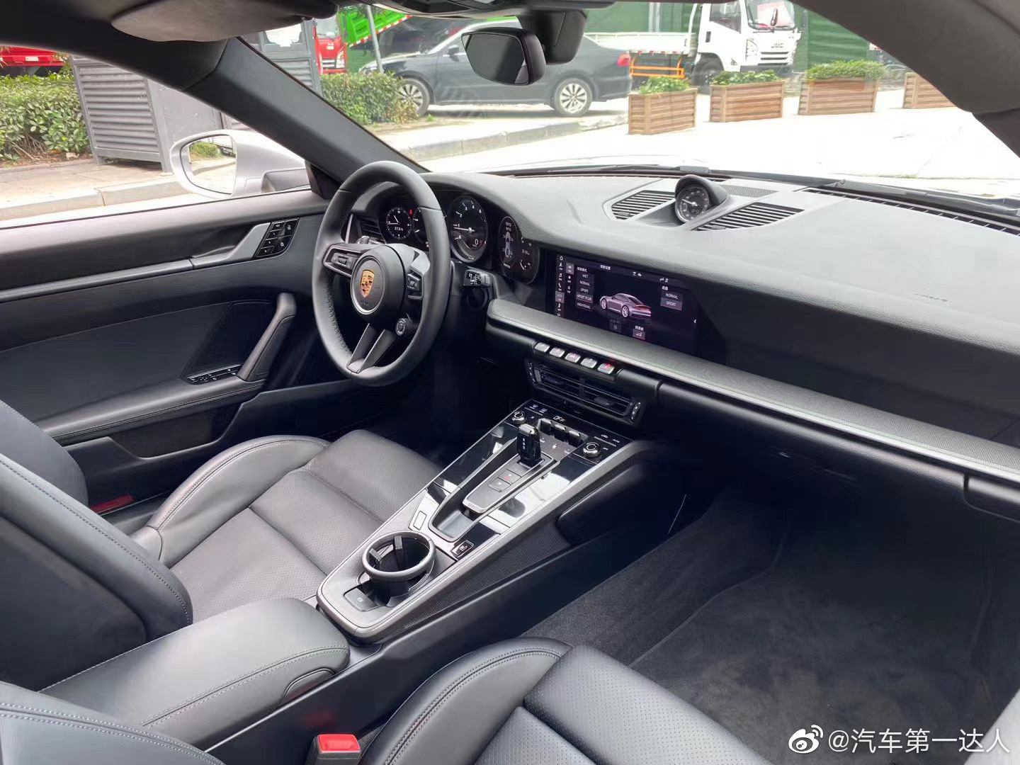 高清汽车美图：保时捷992 S 高功率发动机