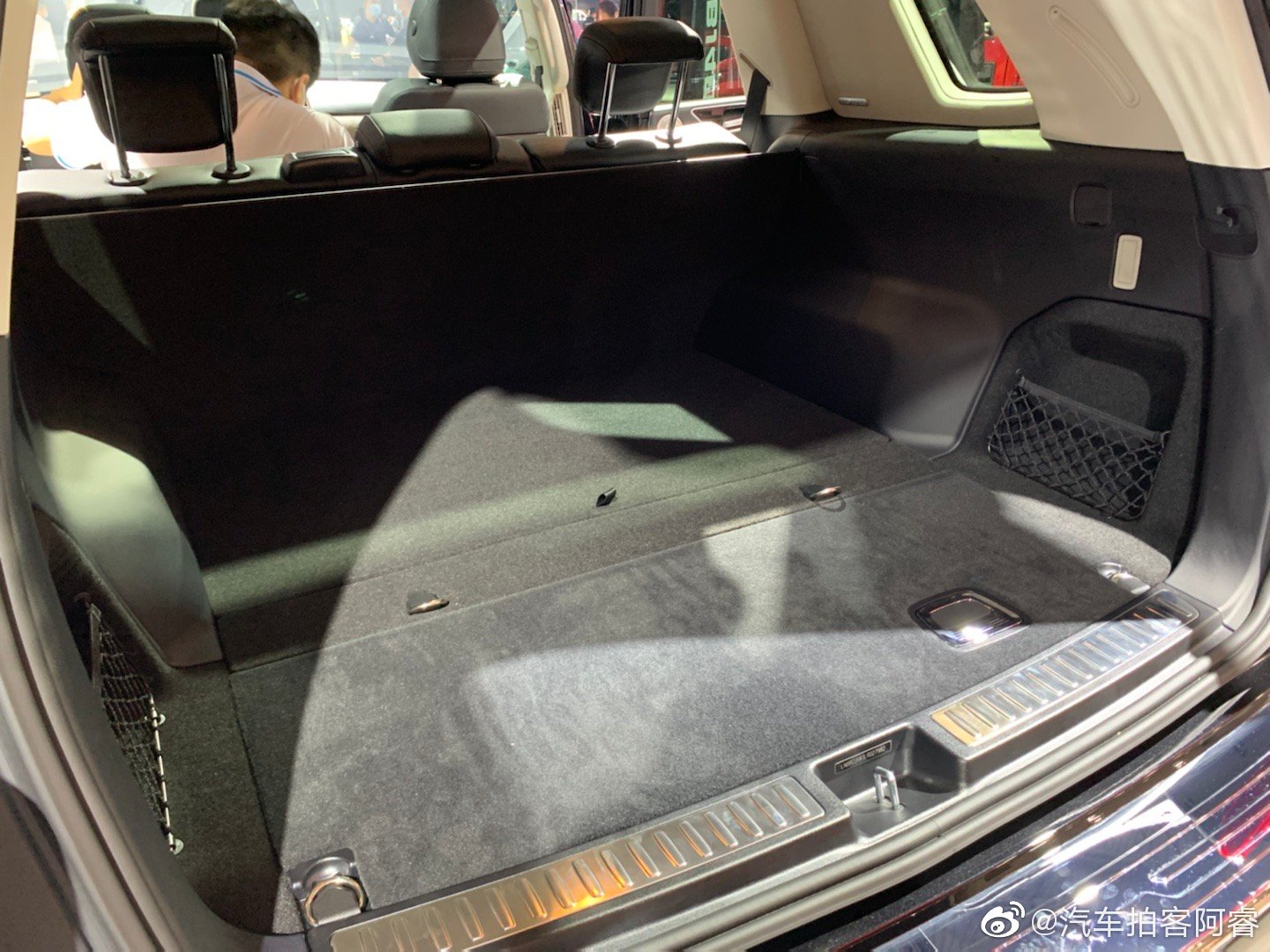 BJ90发动机的奔驰标扣了，碳纤维发动机舱盖真的好轻啊