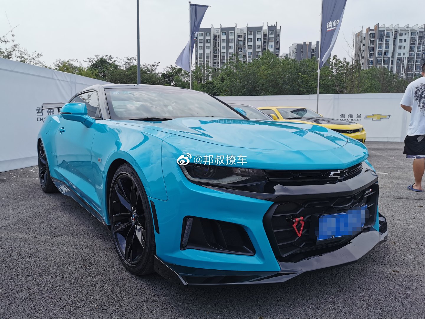 雪佛兰陆上飞行秀，现场来了十来辆科迈罗跑车