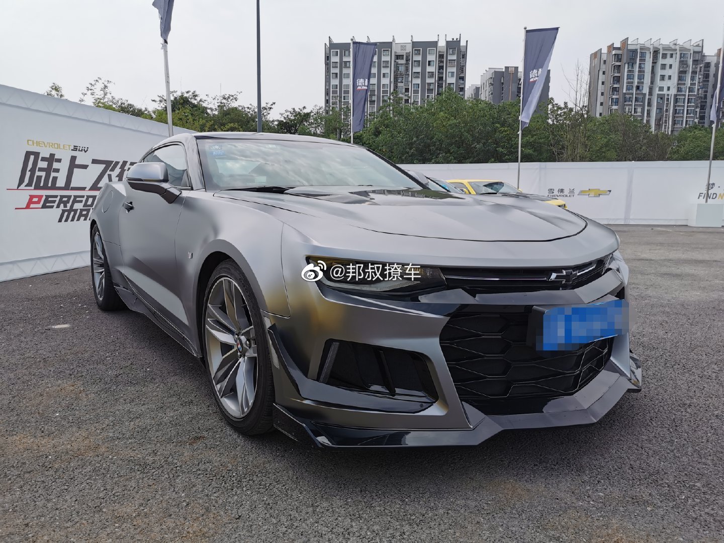 雪佛兰陆上飞行秀，现场来了十来辆科迈罗跑车