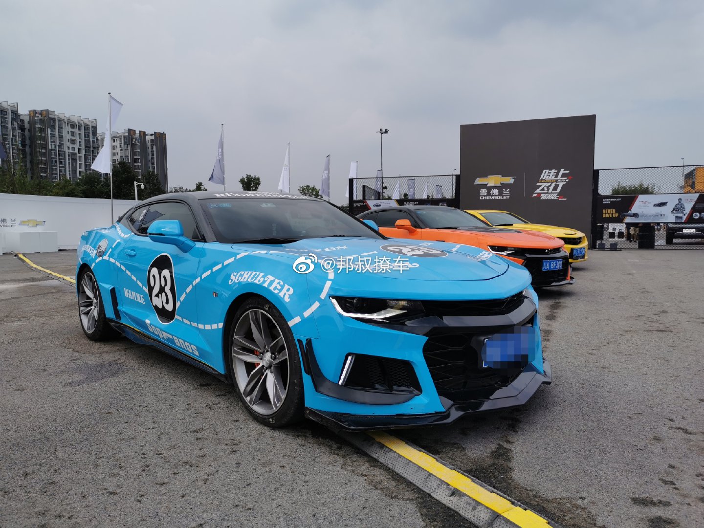 雪佛兰陆上飞行秀，现场来了十来辆科迈罗跑车