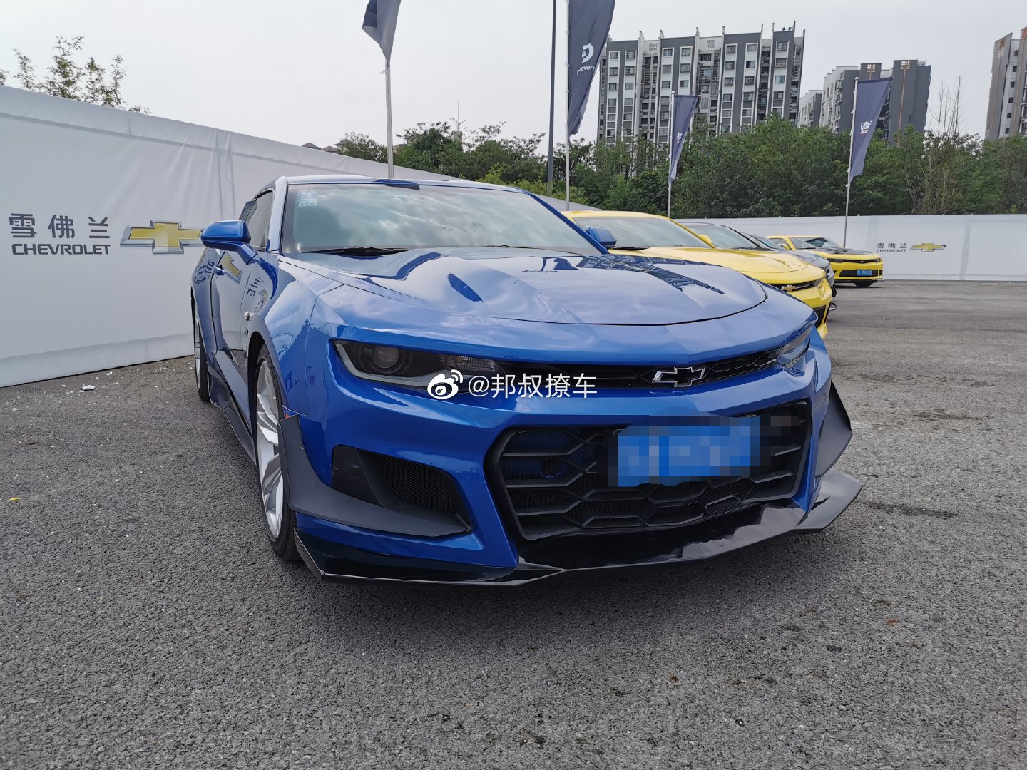 雪佛兰陆上飞行秀，现场来了十来辆科迈罗跑车