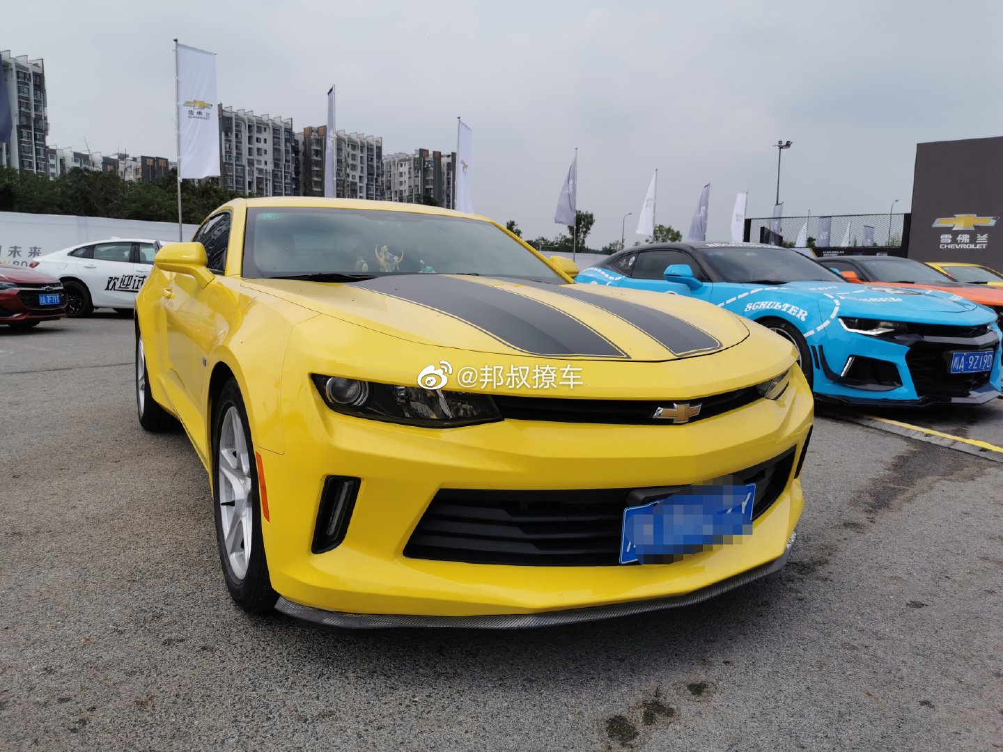 雪佛兰陆上飞行秀，现场来了十来辆科迈罗跑车