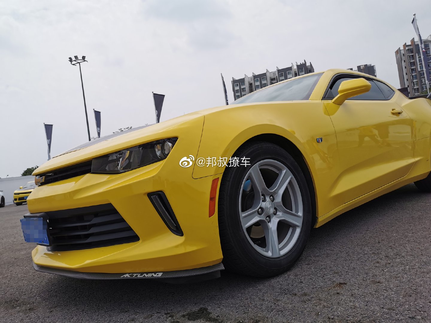 雪佛兰陆上飞行秀，现场来了十来辆科迈罗跑车