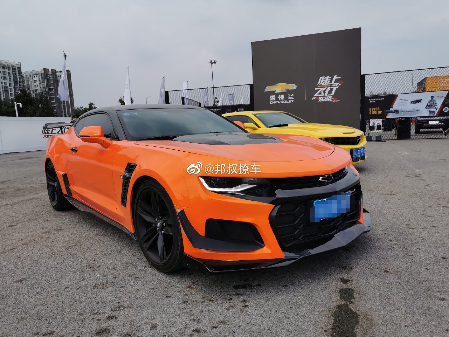 雪佛兰陆上飞行秀，现场来了十来辆科迈罗跑车