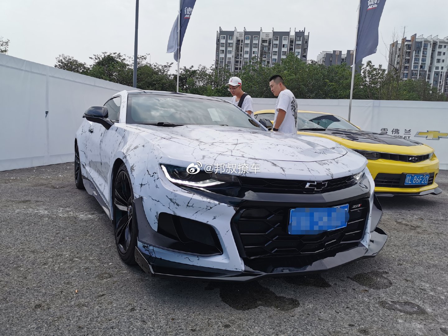 雪佛兰陆上飞行秀，现场来了十来辆科迈罗跑车