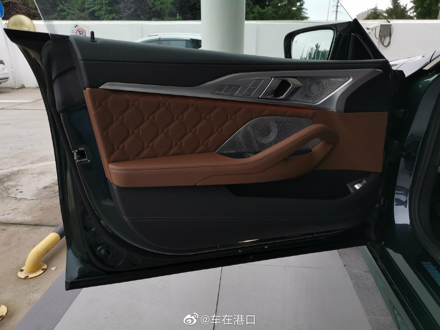 宝马M8雷霆版 极光钻石绿/塔卢马棕