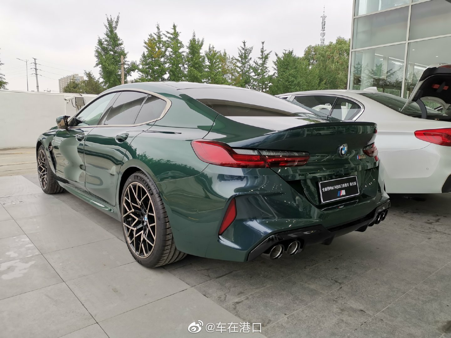 宝马M8雷霆版 极光钻石绿/塔卢马棕