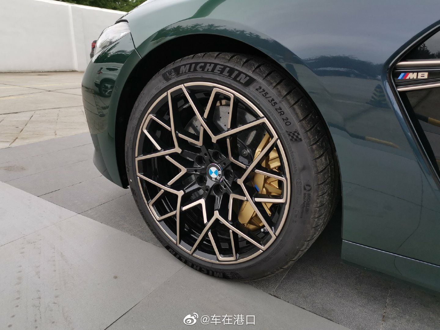 宝马M8雷霆版 极光钻石绿/塔卢马棕