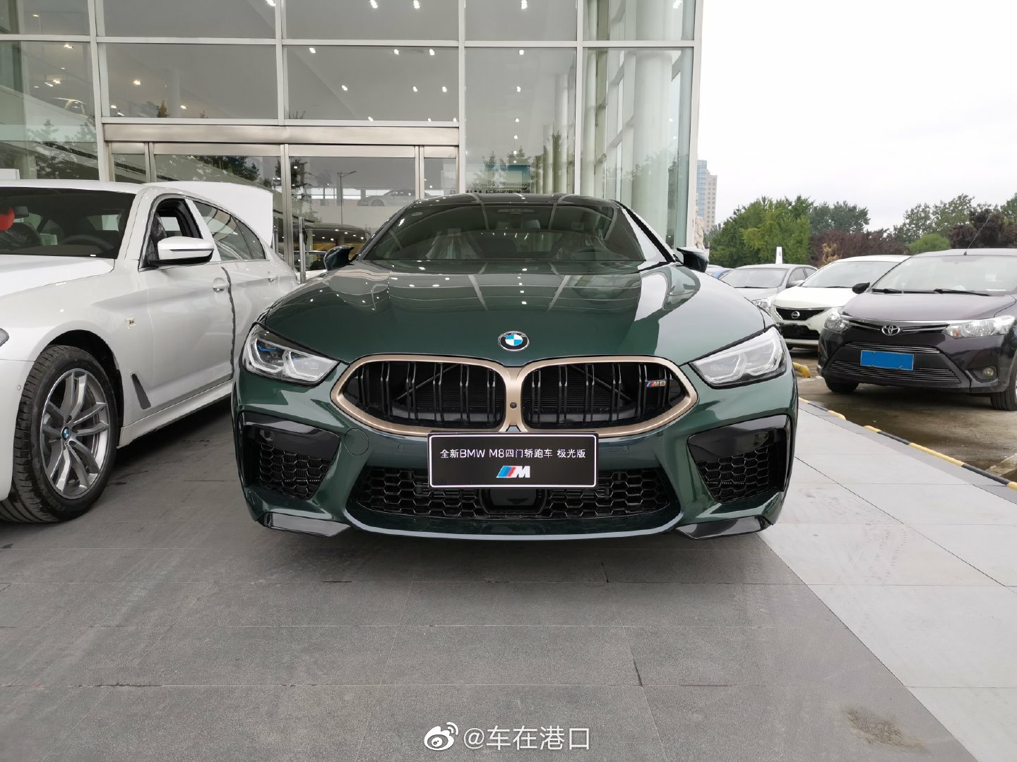 宝马M8雷霆版 极光钻石绿/塔卢马棕