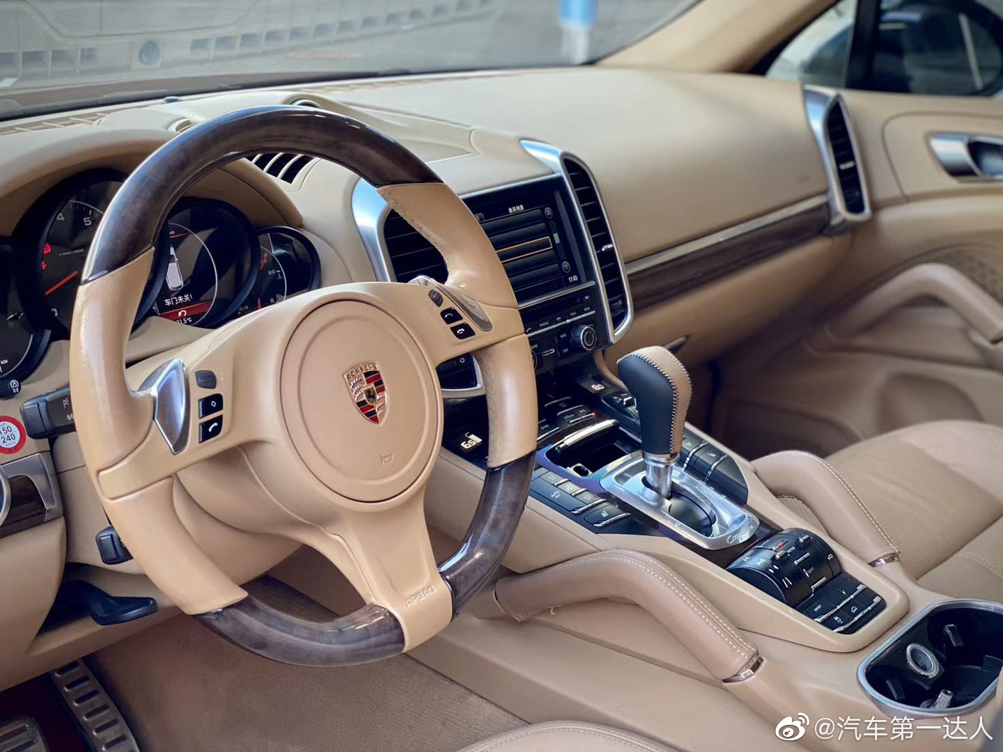 保时捷卡宴 3.0T 月光蓝外观米内