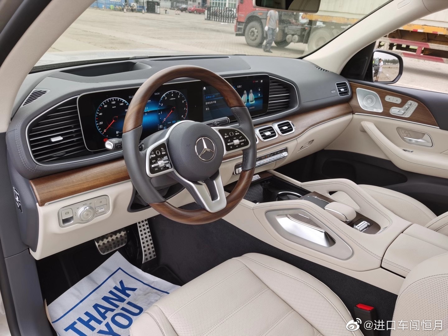 好看的汽车图片：金米配色 奔驰GLS450