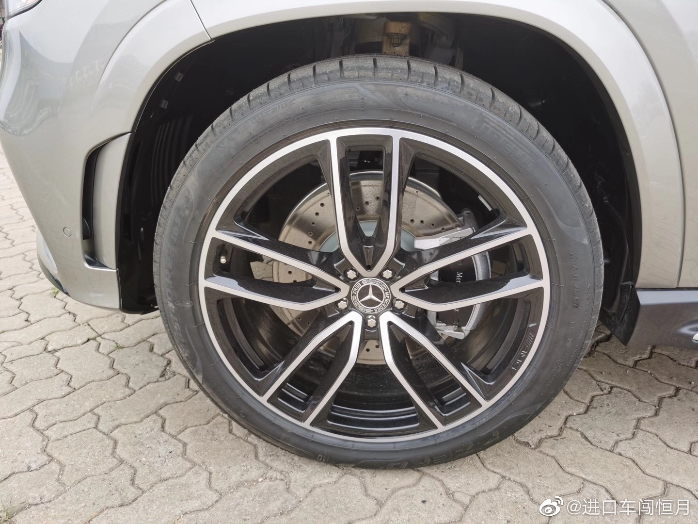 好看的汽车图片：金米配色 奔驰GLS450