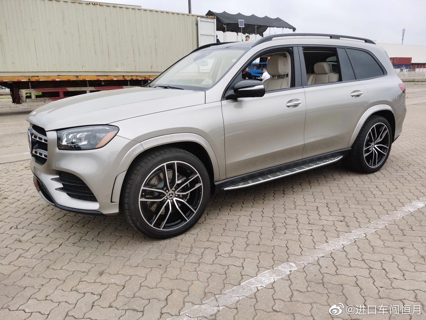 好看的汽车图片：金米配色 奔驰GLS450