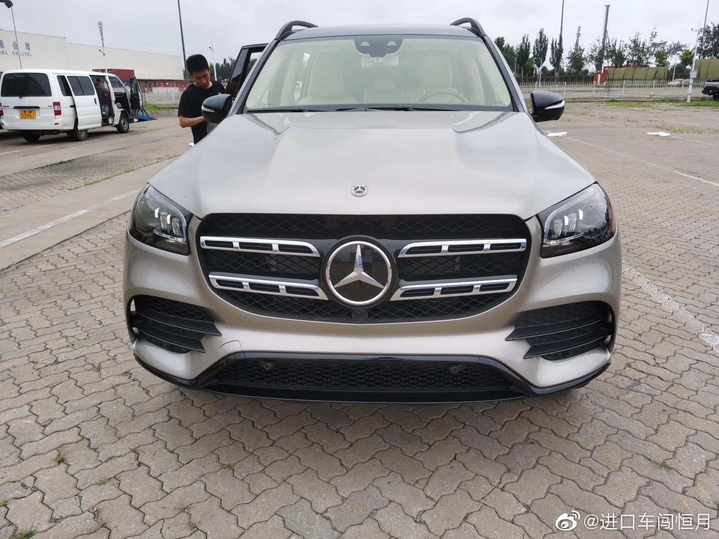 好看的汽车图片：金米配色 奔驰GLS450