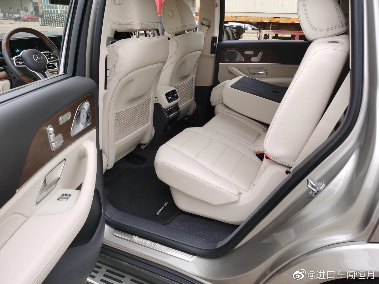 好看的汽车图片：金米配色 奔驰GLS450