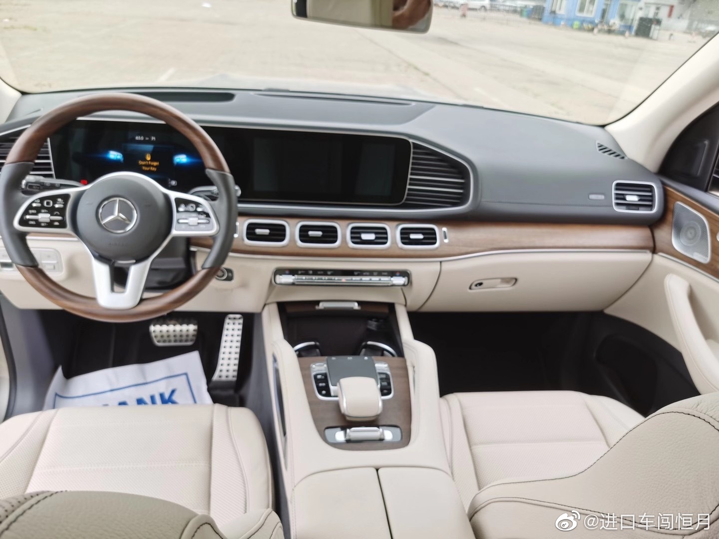 好看的汽车图片：金米配色 奔驰GLS450