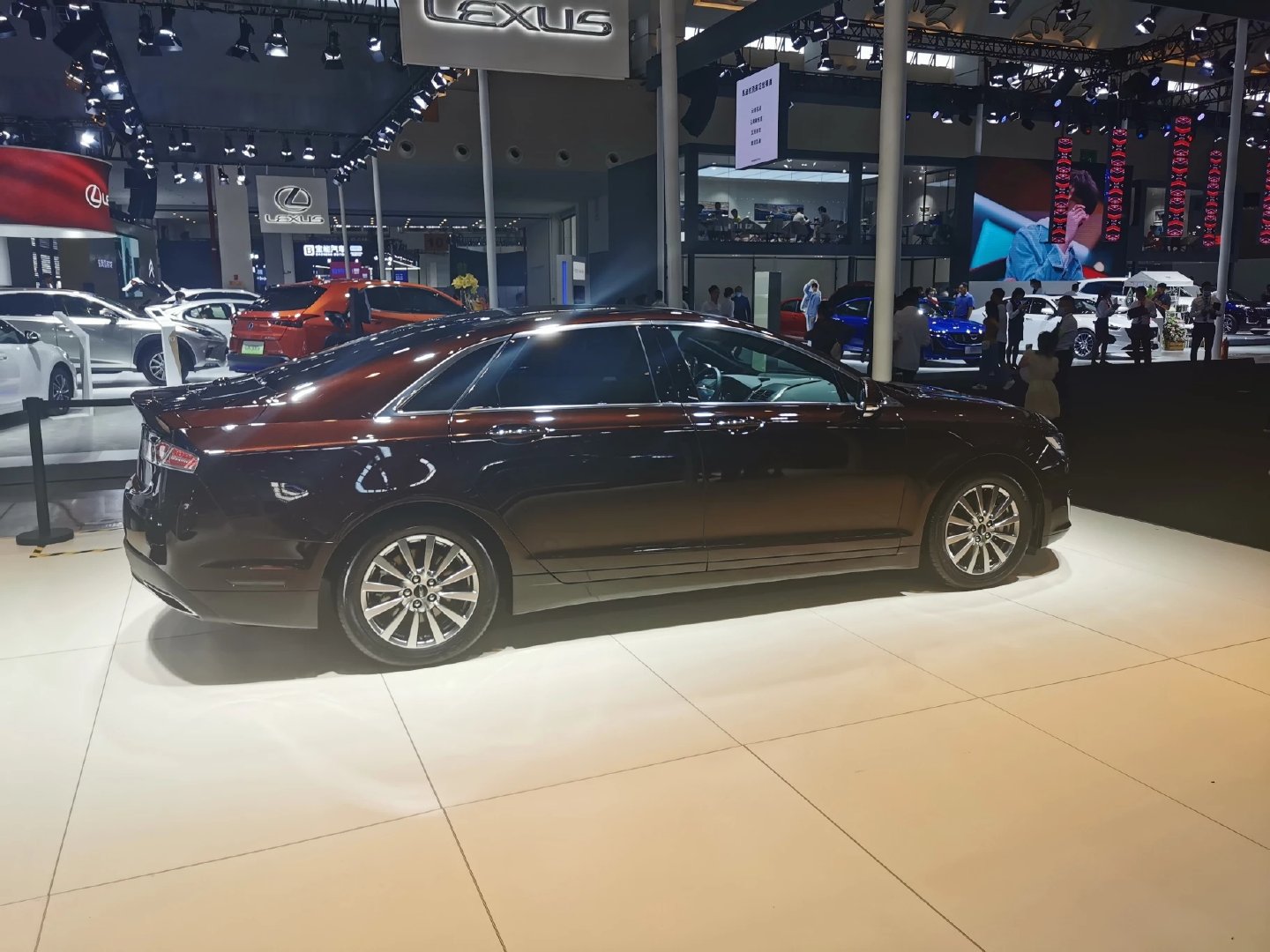 2020年昆明车展，日产niss有个车模特别漂亮，不信你去看