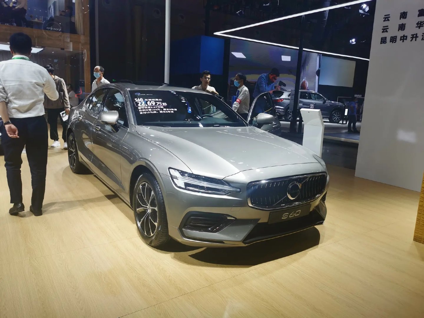 2020年昆明车展，日产niss有个车模特别漂亮，不信你去看