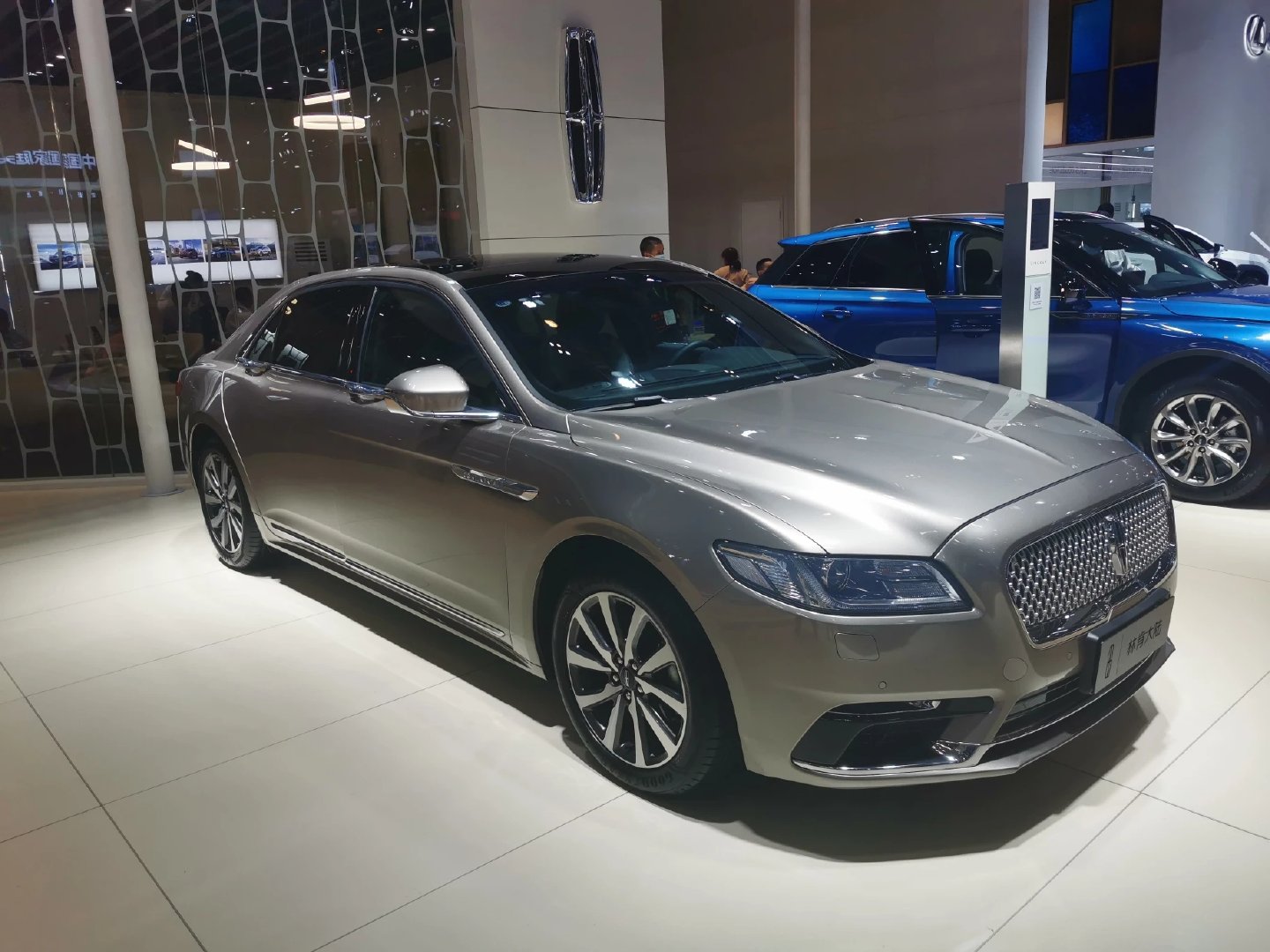 2020年昆明车展，日产niss有个车模特别漂亮，不信你去看