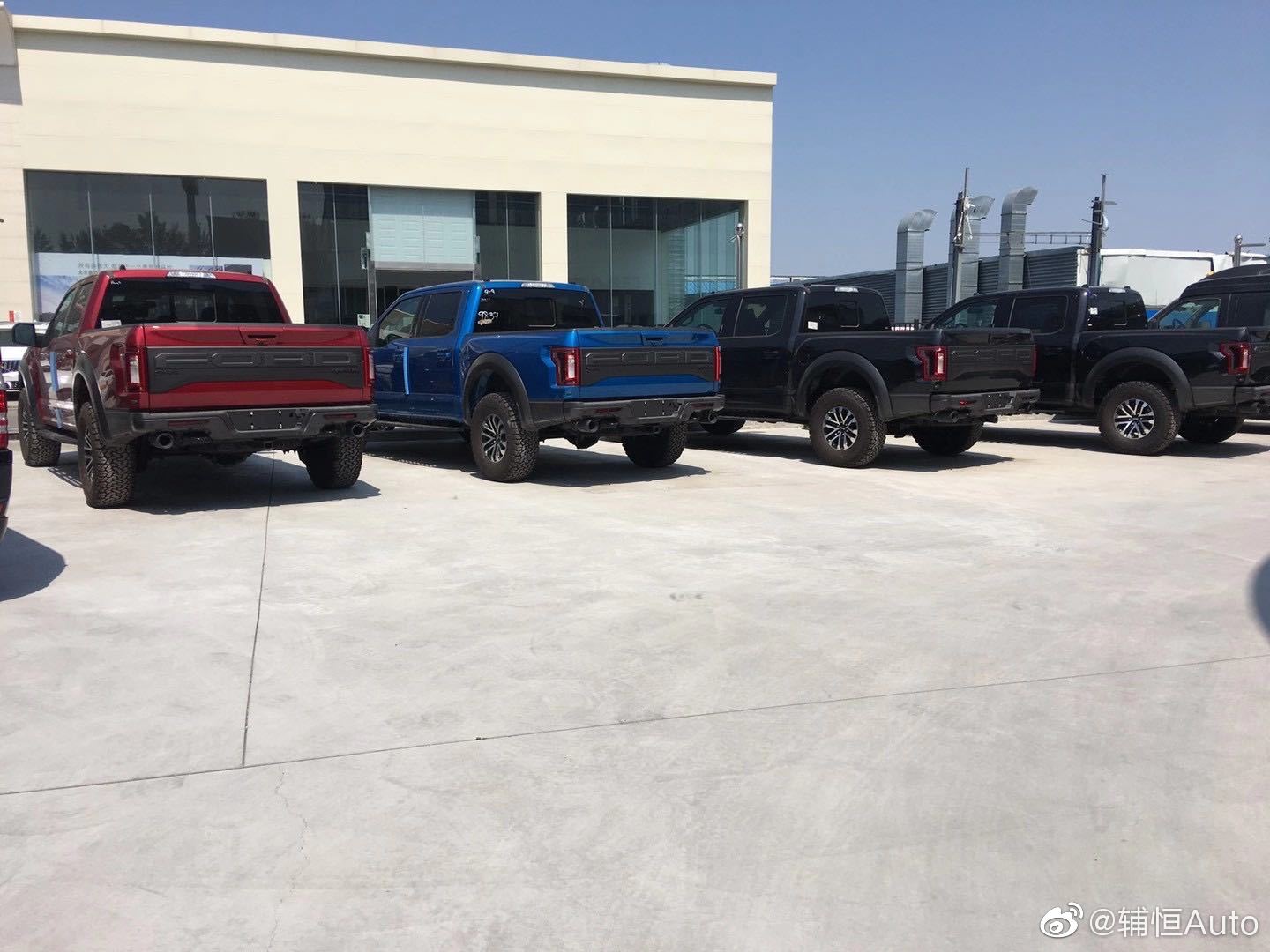 汽车美图：福特猛禽皮卡性能劲化版