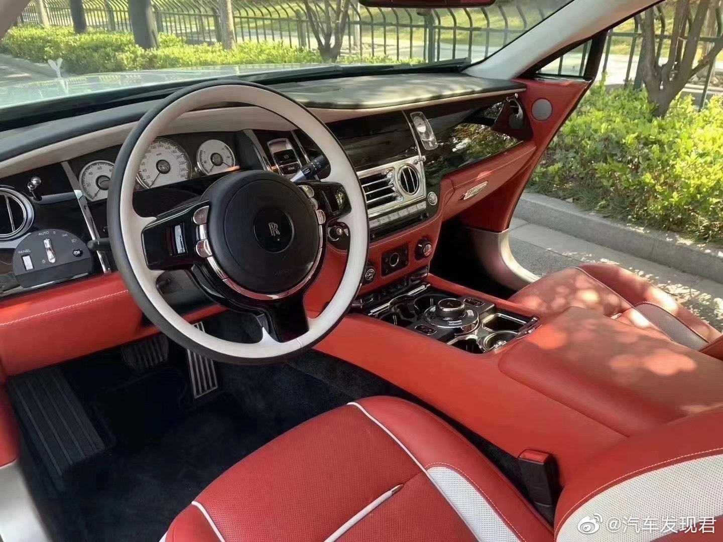 劳斯莱斯魅影，白红经典星空顶