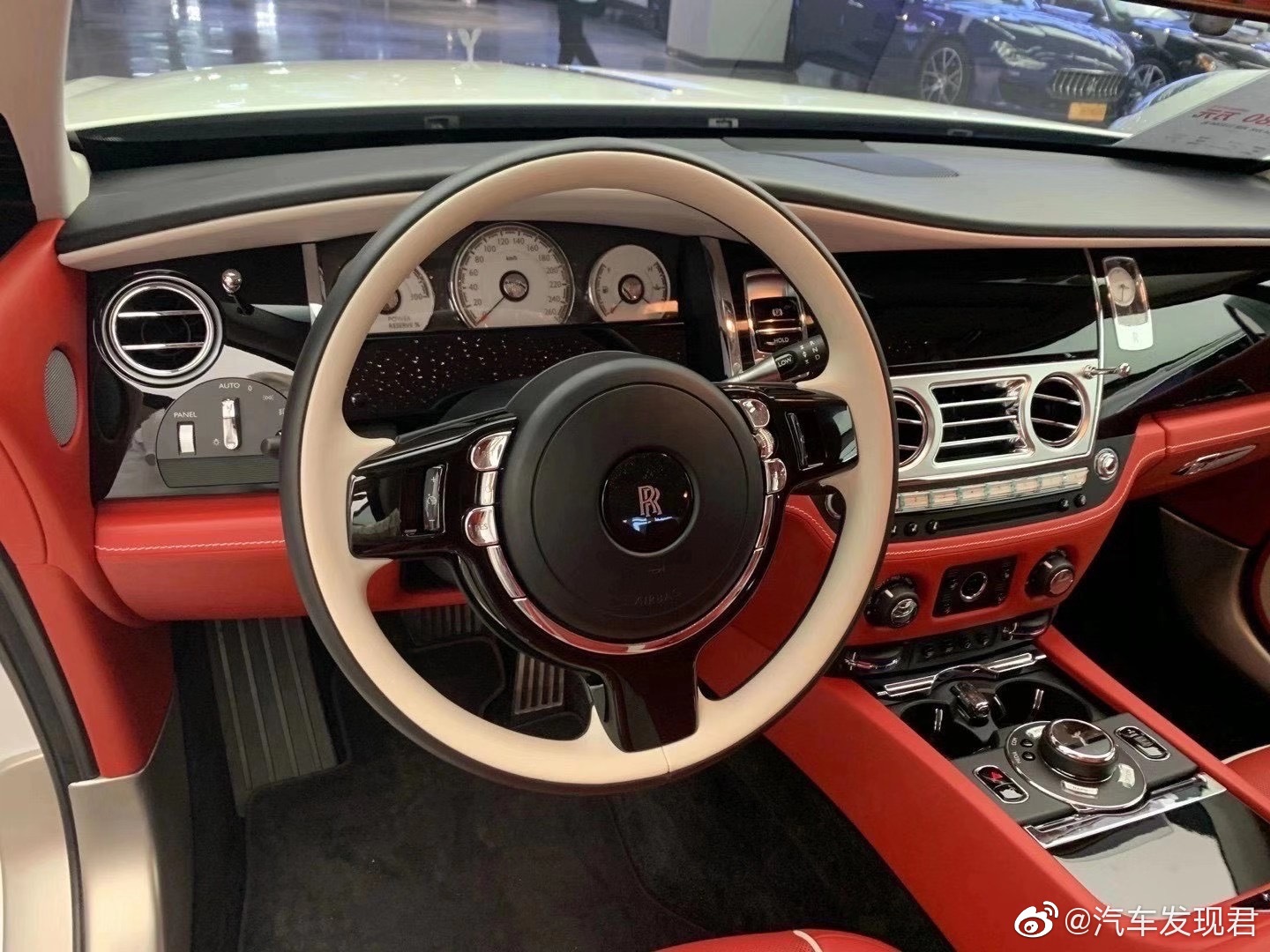 劳斯莱斯魅影，白红经典星空顶