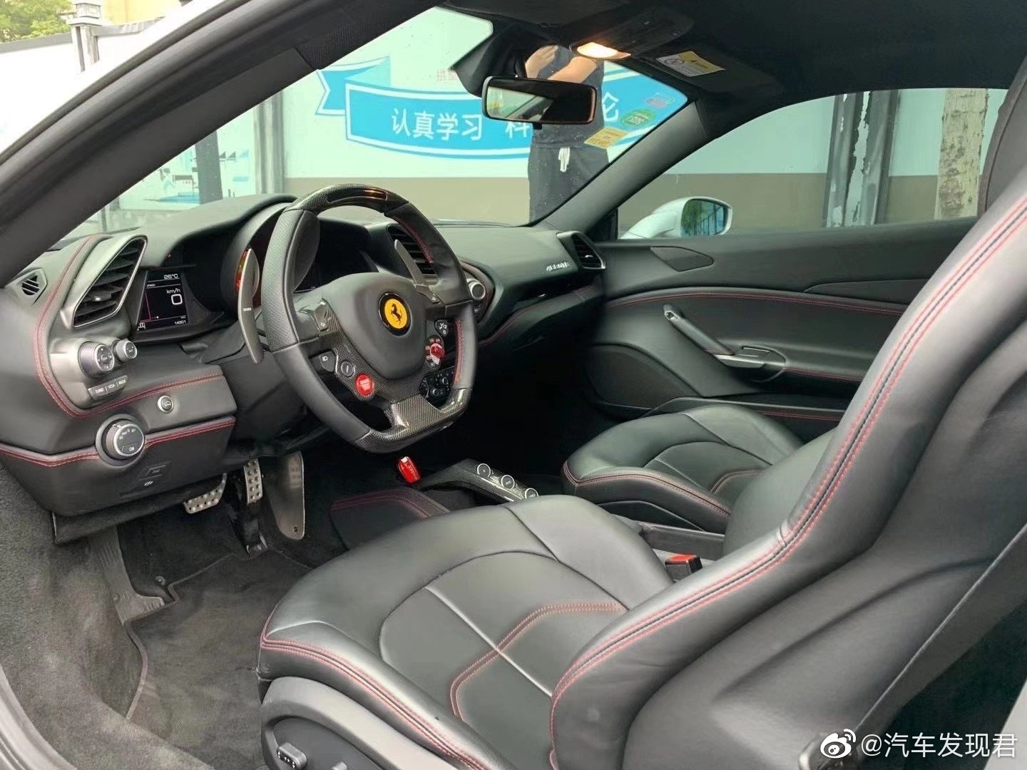 法拉利488GTB，这样颜色的很少