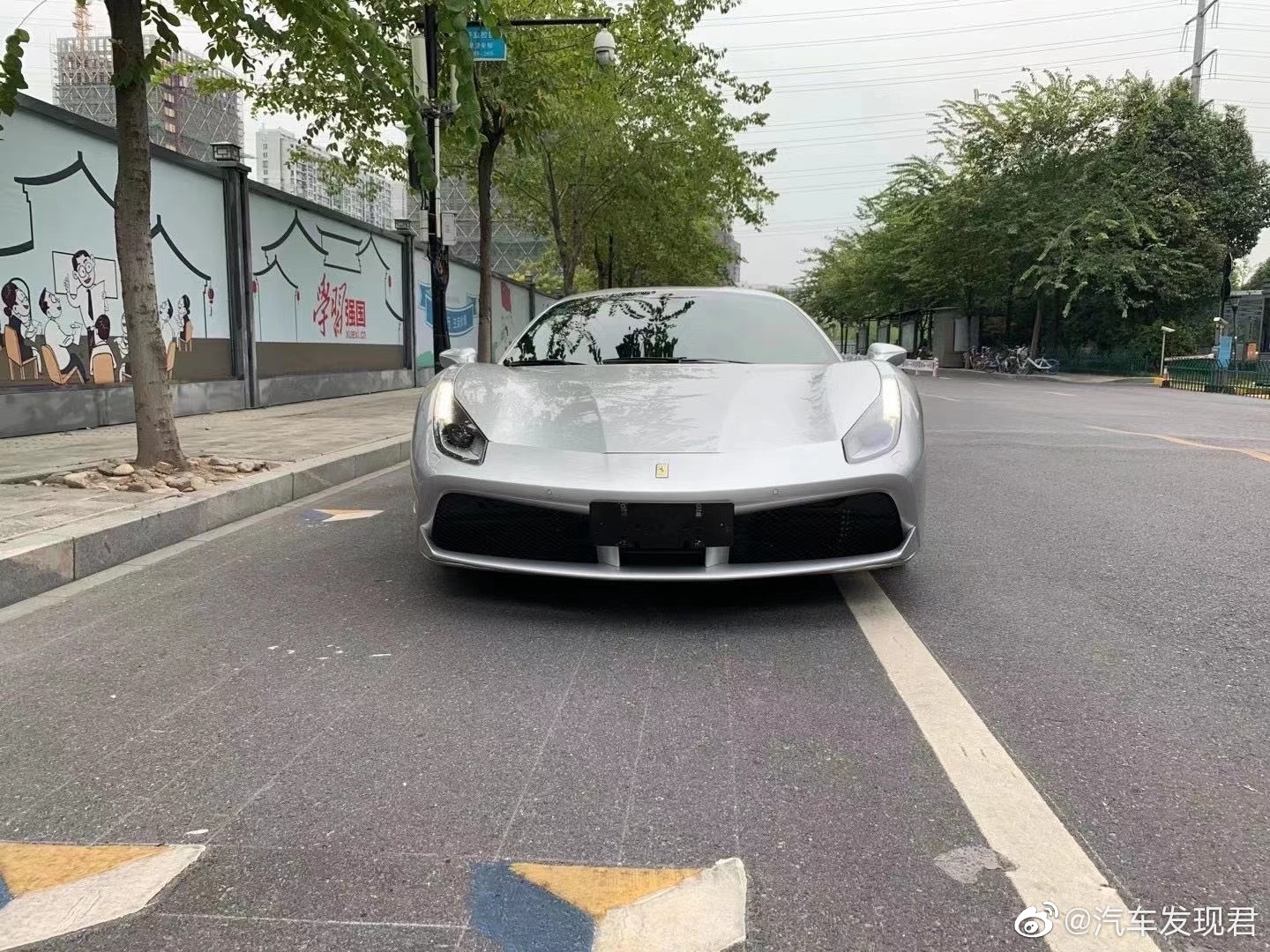 法拉利488GTB，这样颜色的很少