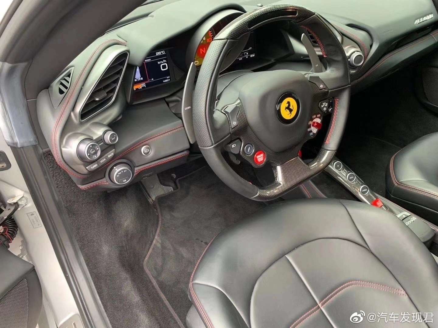 法拉利488GTB，这样颜色的很少