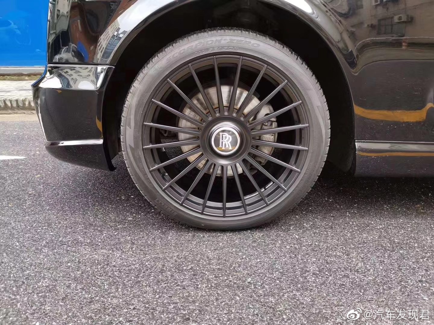 两门劳斯莱斯幻影敞篷，富二代公子的大玩具