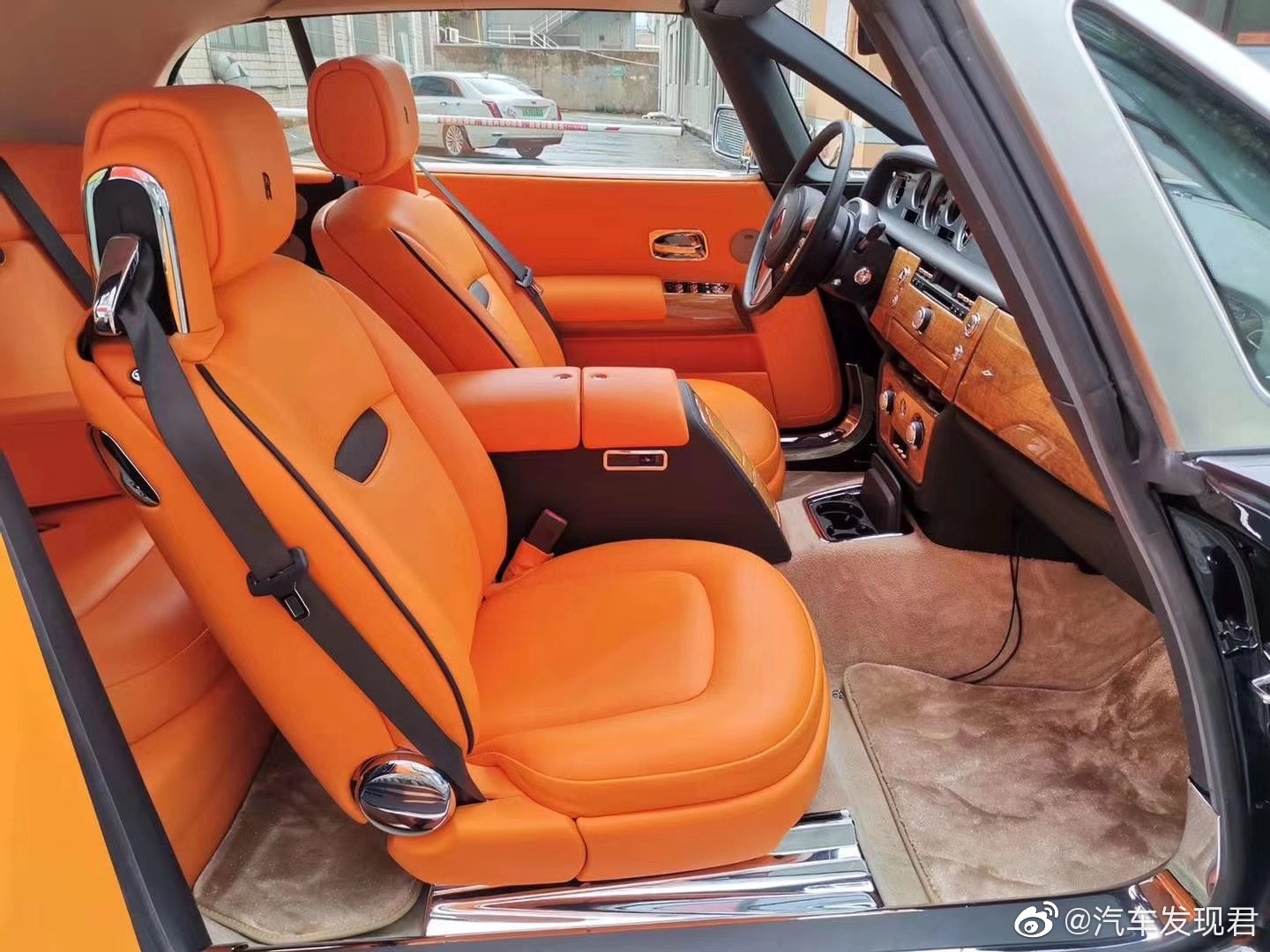 两门劳斯莱斯幻影敞篷，富二代公子的大玩具