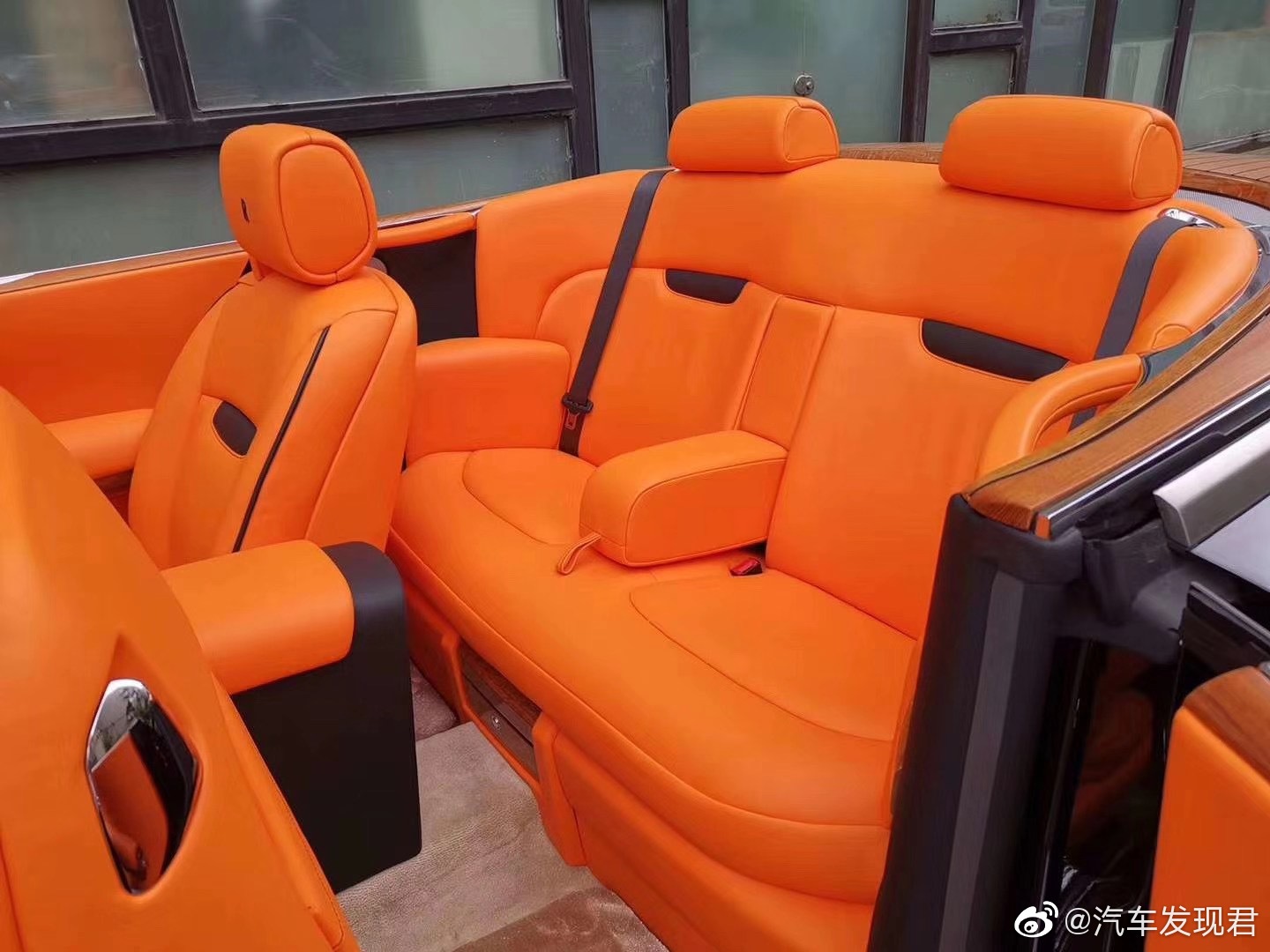 两门劳斯莱斯幻影敞篷，富二代公子的大玩具