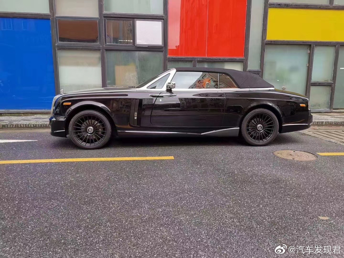 两门劳斯莱斯幻影敞篷，富二代公子的大玩具