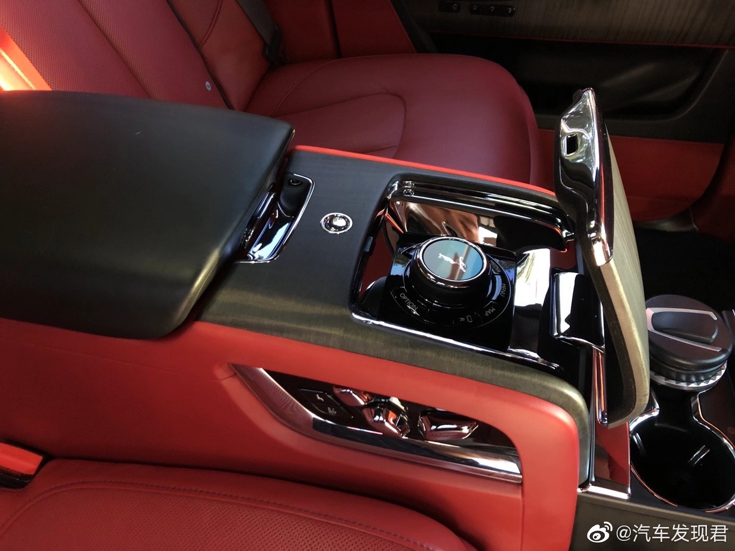 劳斯莱斯 库里南 （四座）黑/红