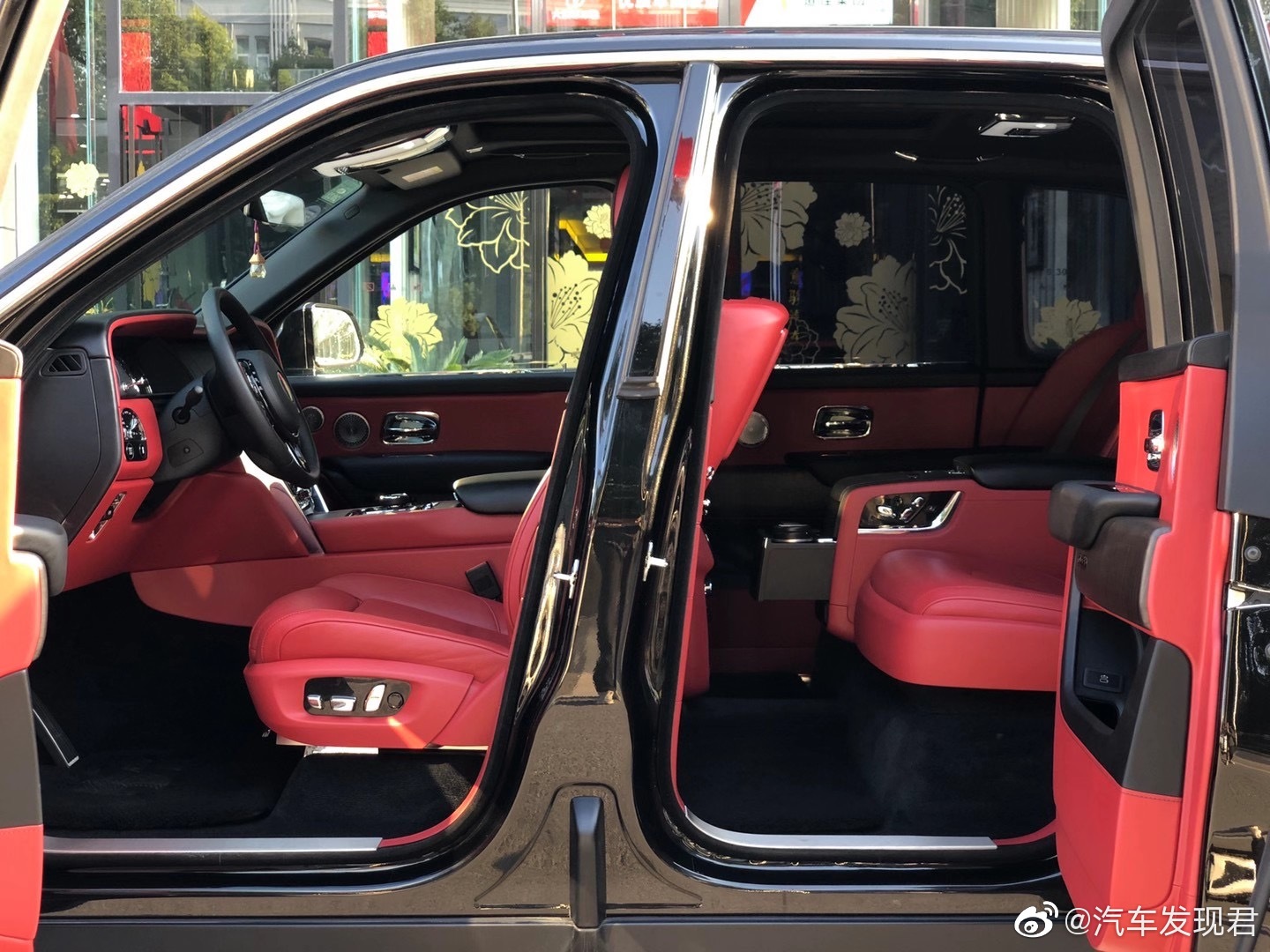 劳斯莱斯 库里南 （四座）黑/红