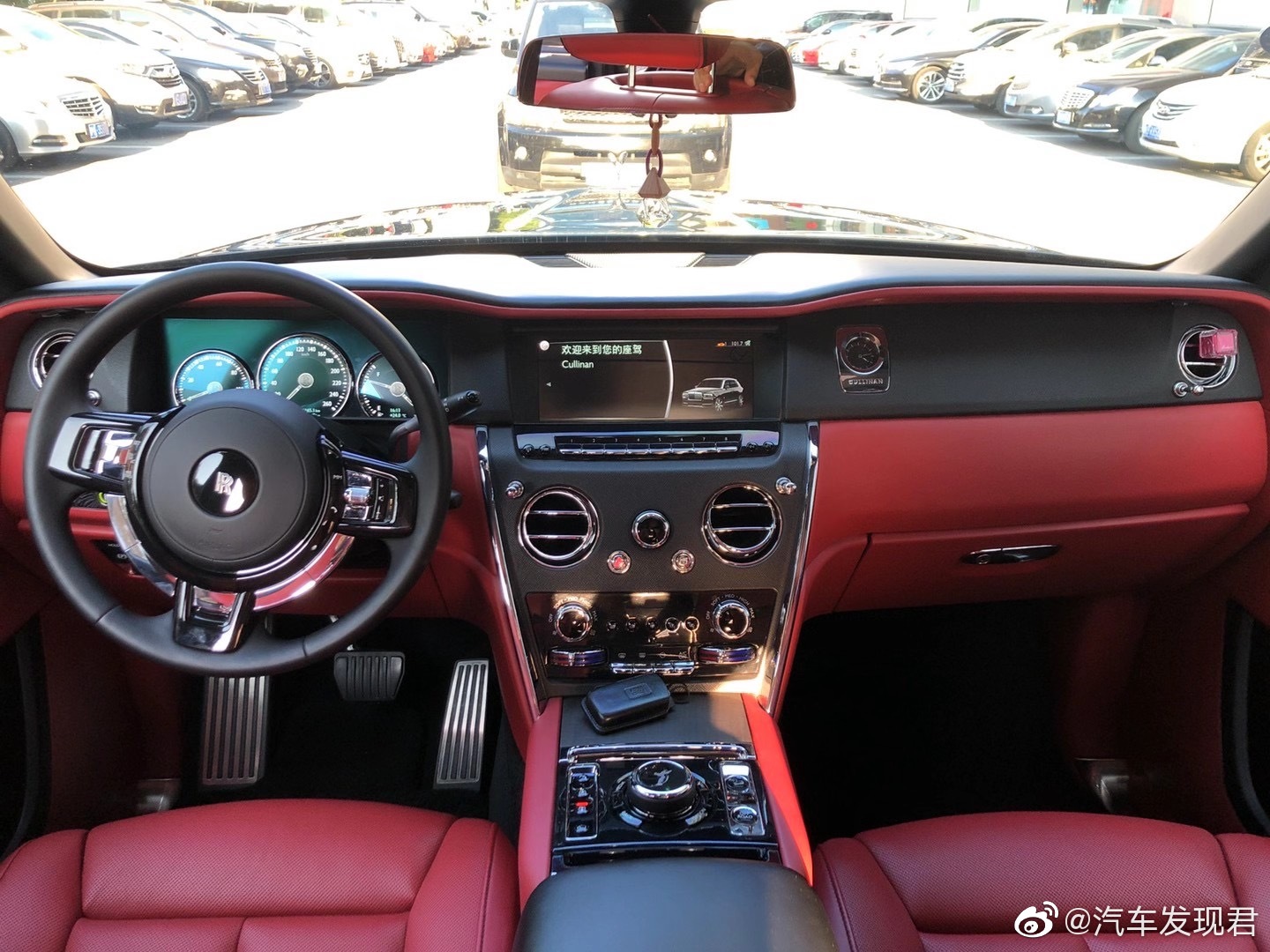 劳斯莱斯 库里南 （四座）黑/红