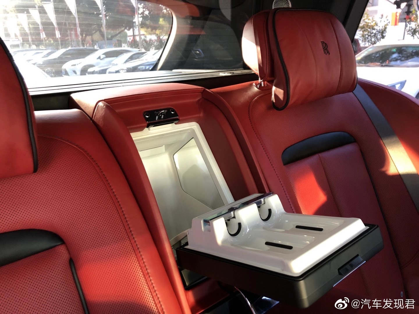 劳斯莱斯 库里南 （四座）黑/红