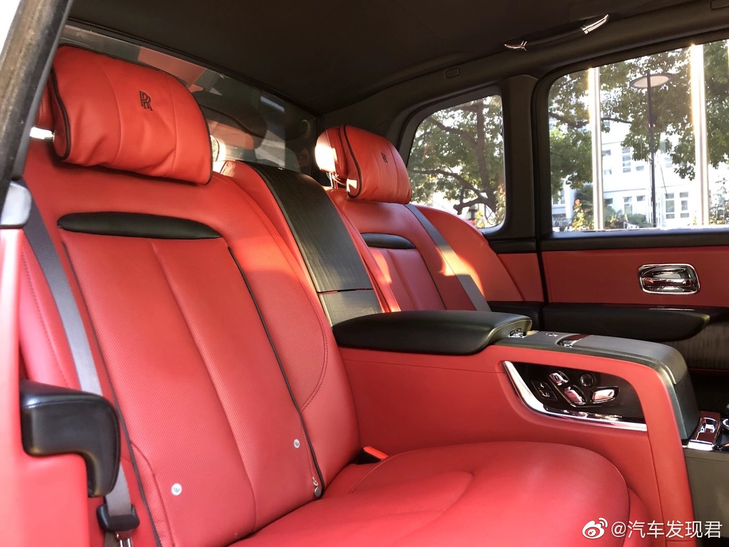 劳斯莱斯 库里南 （四座）黑/红