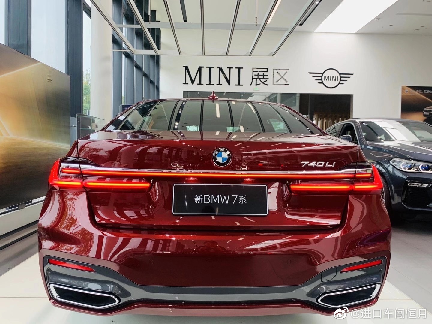 好看的汽车图片：这个红色的宝马七系 好看