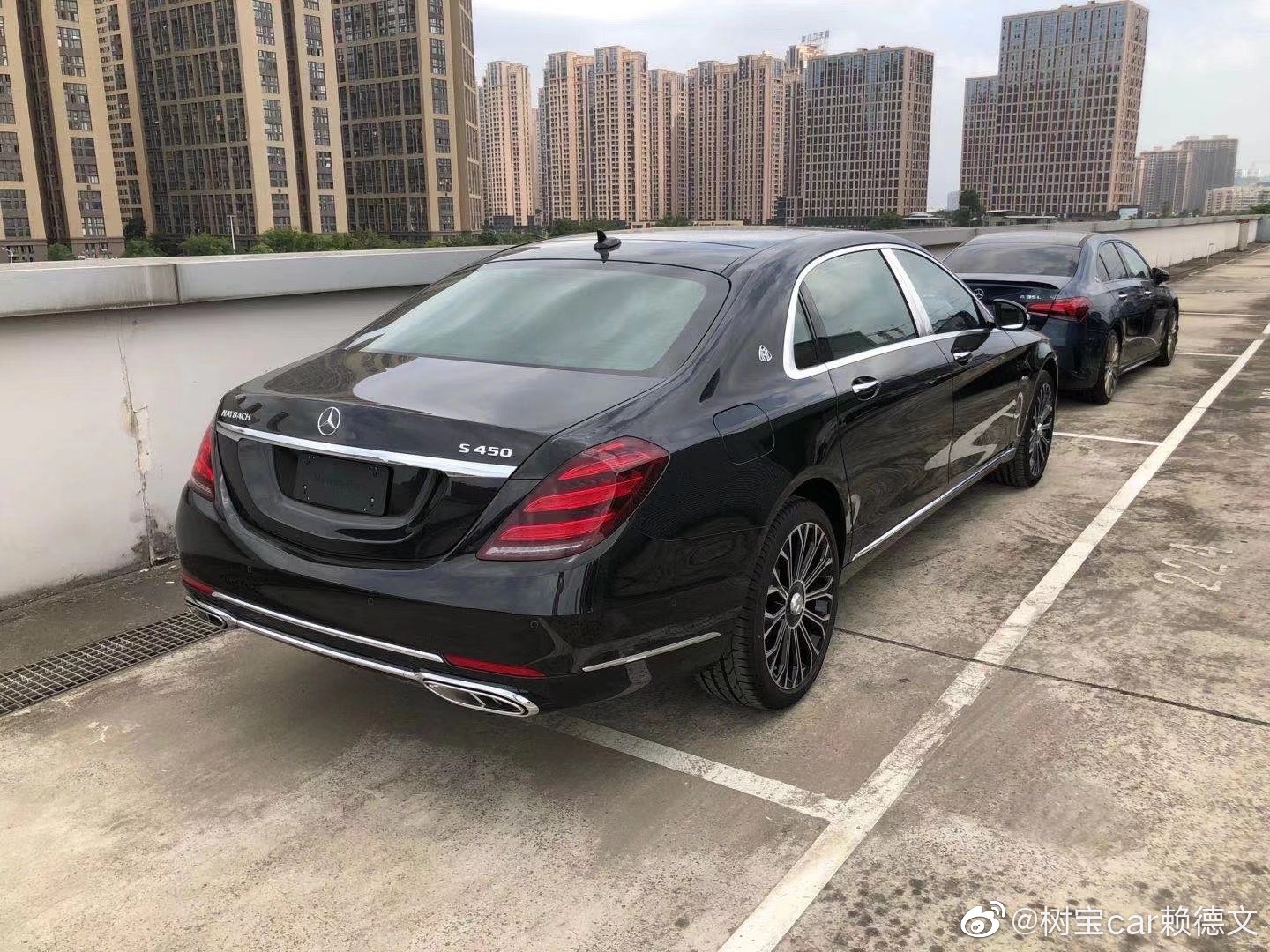 迈巴赫S450 指导价145.88万 黑棕 售东区空白区域。