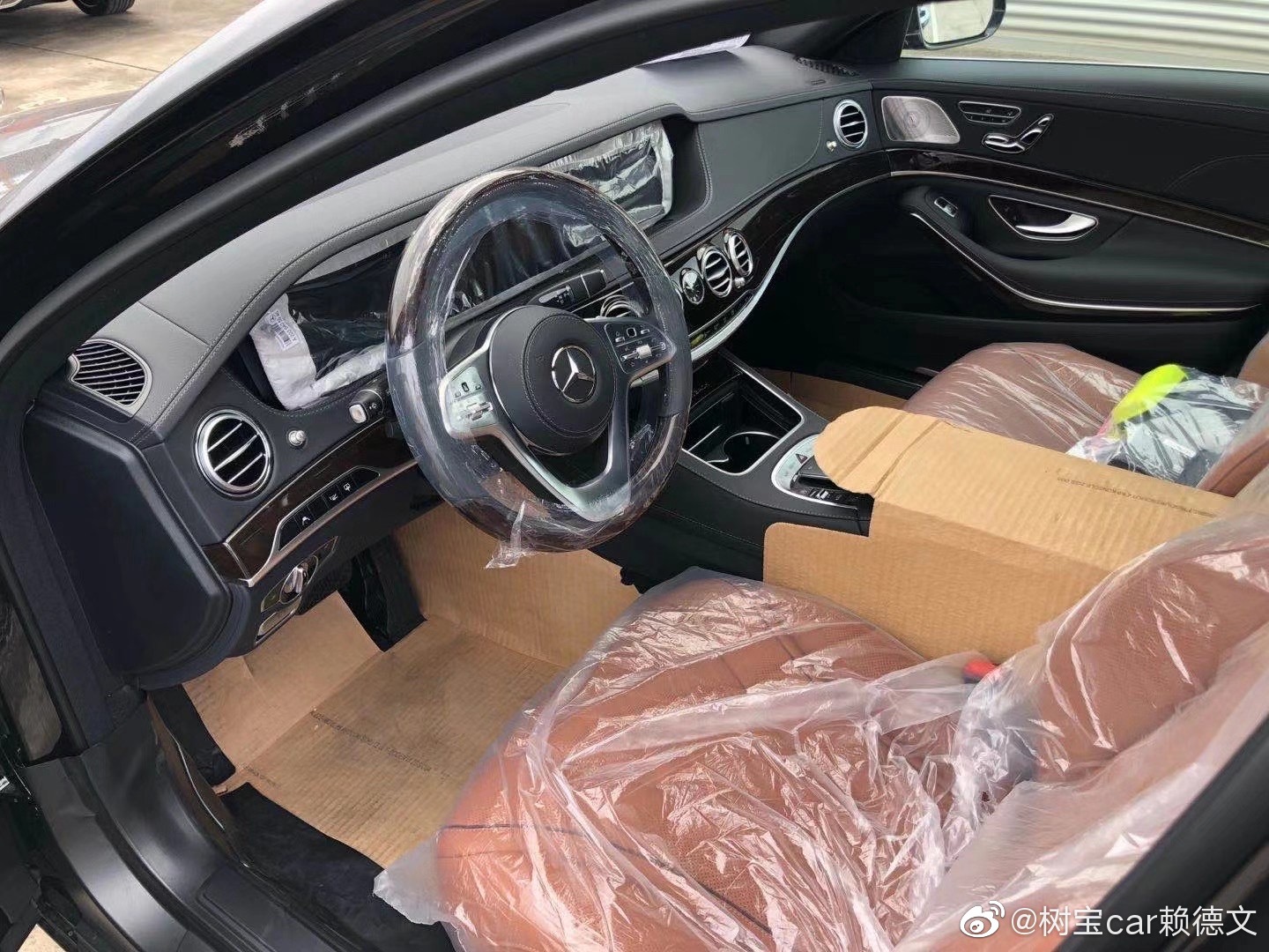 迈巴赫S450 指导价145.88万 黑棕 售东区空白区域。