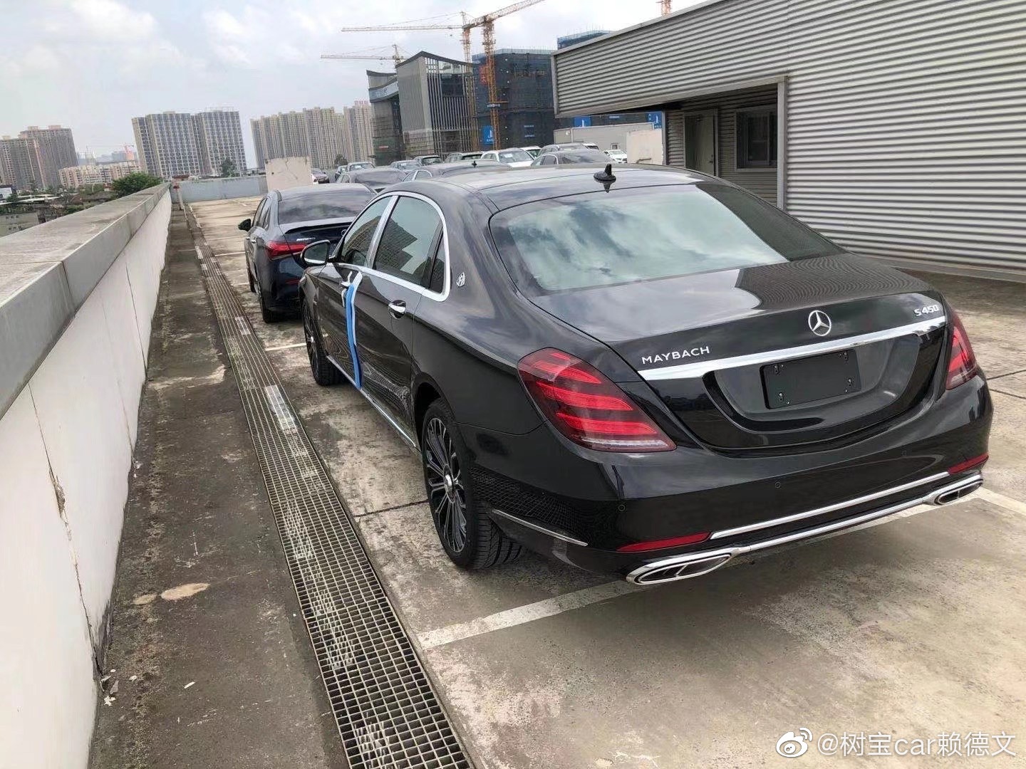 迈巴赫S450 指导价145.88万 黑棕 售东区空白区域。