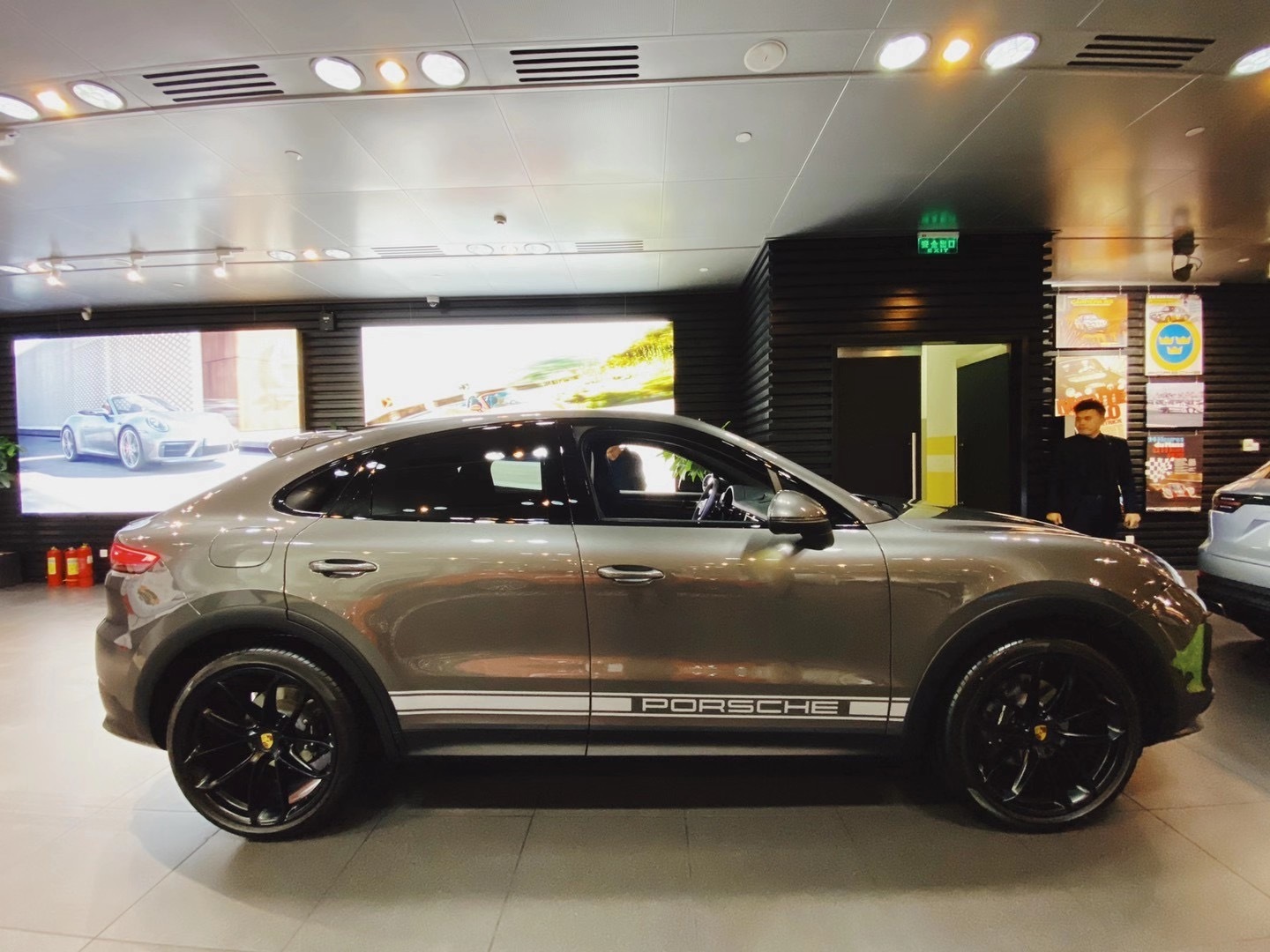 选了轻量化组件的卡宴 Coupe 真的太帅了