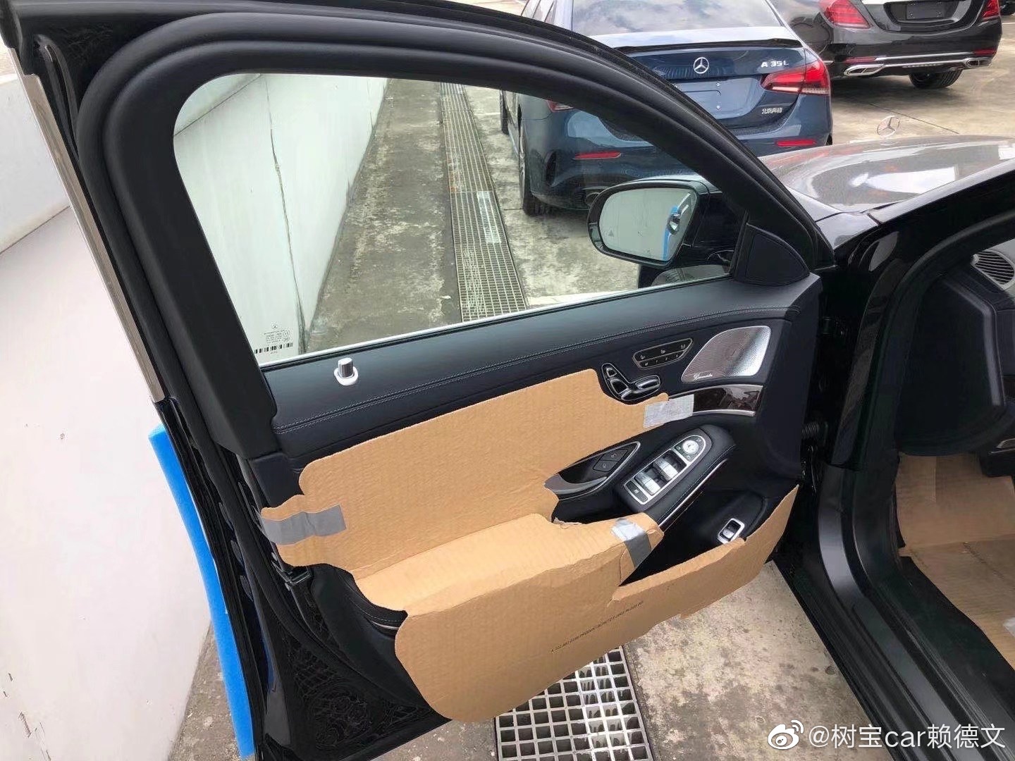 迈巴赫S450 指导价145.88万 黑棕 售东区空白区域。